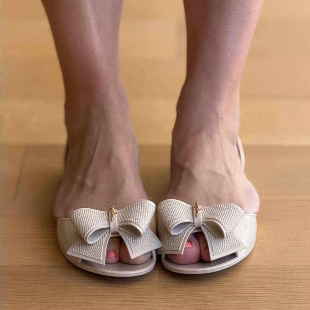 Salvatore Ferragamo Size 9 (8) Cream Ivory Gold Bow Slide Jelly Flats for Women